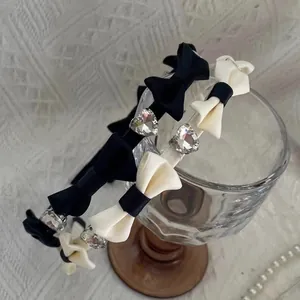 Elegante cerchietto con cristalli a cuore e fiocco di raso per donna