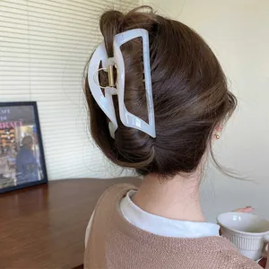 Grande molletta per capelli minimalista in acetato con trama marmorea per look elegante