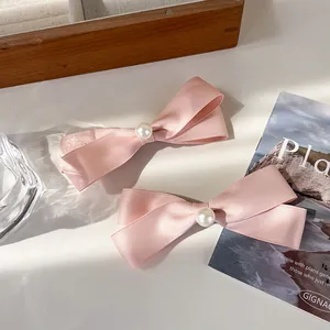 Rosa Satin-Schleifen-Haarspangen mit Perlen in einem eleganten Produkt-Set-Design