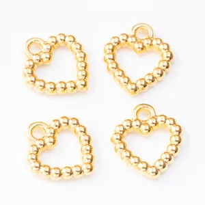 Detailansicht von vier hohlen herzförmigen Goldlegierungsanhängern für DIY-Schmuck