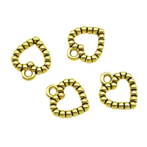 Vier goldene Vintage-Herzanhänger aus Legierung mit strukturierter Oberfläche für DIY-Schmuck