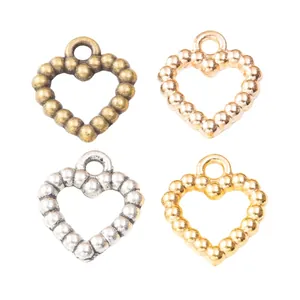 Set mit vier herzförmigen Perlen-Metallanhängern in Bronze, Roségold, Silber und Gold