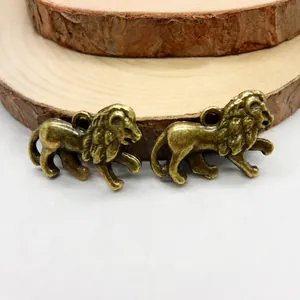 Makro-Detail von zwei antiken Löwenanhängern aus Bronze für DIY-Schmuck und Ketten