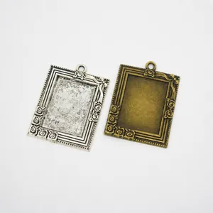Detail von Vintage-Blumenrahmen-Anhängern in Altsilber und Bronze für DIY-Schmuck