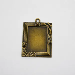 Nahaufnahme eines Vintage-Bronze-Rechteckanhängers mit geprägten Rosen und Schleifen