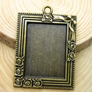 Detail von rechteckigem Vintage-Bronze-Anhänger mit geprägten Blumenmustern für DIY-Schmuck