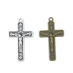 Ciondoli a croce crocifisso in lega di zinco vintage in argento e bronzo antico