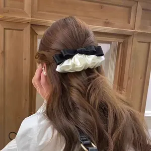 Barrette à cheveux élégante avec nœud bicolore noir et blanc porté par un mannequin
