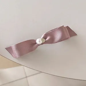 Barrette à cheveux élégante en satin rose poudré avec perle et petit pendentif en métal