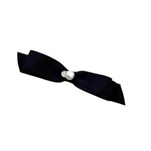 Barrette élégante en satin noir ornée d'une perle blanche et d'un cœur doré