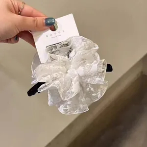 Détail d'un chouchou géant en dentelle blanche avec texture de tissu multicouche élégante