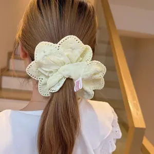 Lichtgele kant-scrunchie met borduursels en parels voor een stijlvolle paardenstaart