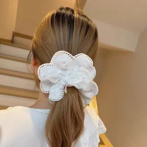 Elegante witte kant haarelastiek met parels voor een lage paardenstaart kapsel