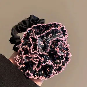 Detalle de coletero floral con bordes ondulados rosas y volantes de capas elegantes