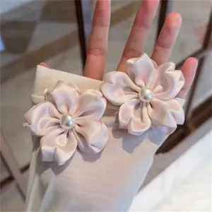Pinces fleurs en satin rose avec perles sur poignets assortis pour femme