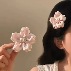 Barrette à cheveux fleur de cerisier en satin rose avec perle pour coiffure élégante