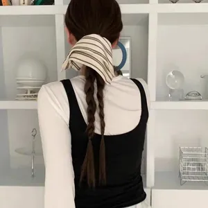 Chouchou foulard en satin à rayures pour femmes avec haute élasticité et design élégant