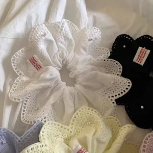 Detail van kanten scrunchies met faux parels in wit zwart en paarse kleuren