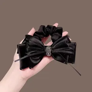 Elegante coletero de satén negro con lazo y cristales brillantes de lujo para mujer