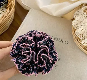 Primer plano de coletero floral con bordes ondulados rosas y estampado de hortensias