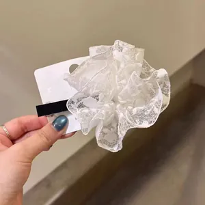 Détail de la pince à cheveux en dentelle blanche surdimensionnée avec broderie et clip métal