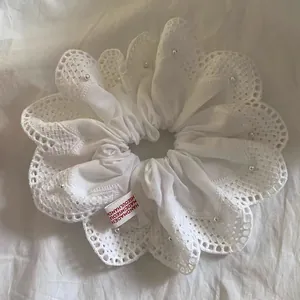 Chique witte kant scrunchie met parelaccenten voor een zoete paardenstaartstyling
