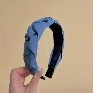 Serre-tête tressé en denim bleu avec strass élégants pour un look sophistiqué