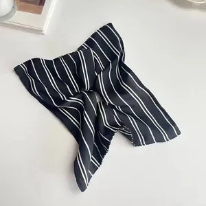 Vue détaillée d'un foulard en satin à rayures noires et blanches à texture de soie