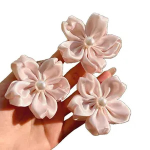 Lot de trois barrettes fleurs de cerisier en satin rose avec perles d'imitation