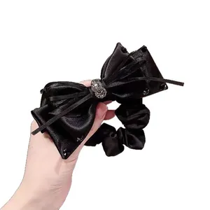 Elegante coletero de satén negro con lazo, diamantes de imitación y textura brillante