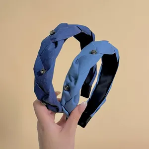 Détail de deux serre-têtes tressés en denim avec strass et doublure intérieure antidérapante