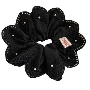 Zwarte kant scrunchie met witte parels en handgemaakt label voor paardenstaarten