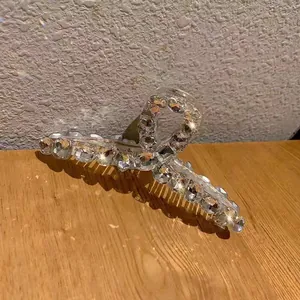 Grande pince à cheveux élégante avec cristaux scintillants et design croisé