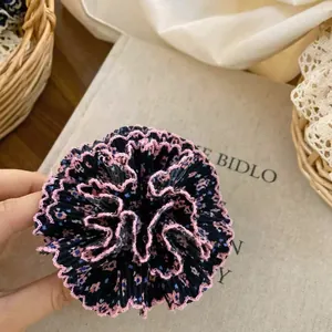 Pinza para el pelo floral con bordes de encaje rosa en un estilo estético de primavera