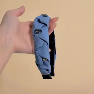 Serre-tête en denim bleu tressé avec des embellissements en strass argentés