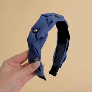 Détails du serre-tête tressé en denim avec strass argentés et texture entrelacée