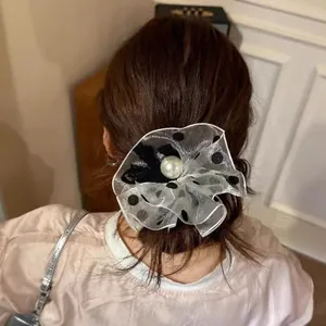 Chouchou en tulle à pois avec perle centrale pour une coiffure rétro française