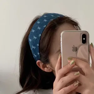 Diadema dulce en denim azul con estampados de lazos blancos de tela ancha para mujer