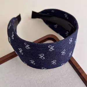 Diadema de mezclilla azul con bordado de letras blancas y diseño de tela de ala ancha