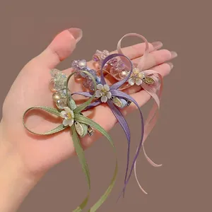 Dreiteiliges Set aus Schleifen-Haarspangen mit Perlen und Blumen in zarten Pastellfarben