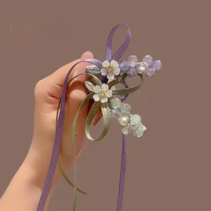 Detailansicht der Blumen-Haarspangen mit Bändern, Kristallperlen und Metallclips