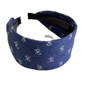 Diadema de mezclilla azul con estampado geométrico blanco y lazo ancho para el cabello