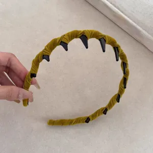 Cerchietto in velluto giallo senape con denti antiscivolo per acconciature quotidiane