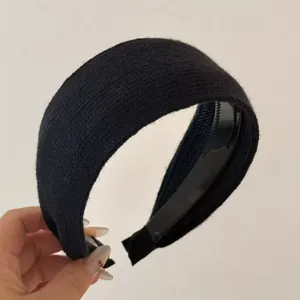 Serre-tête large en maille noire avec dents antidérapantes et texture en tissu doux