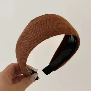 Détail d'un serre-tête en maille marron montrant la texture et les dents antidérapantes
