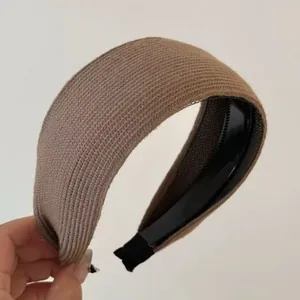 Détails de la maille côtelée et des dents antidérapantes du bandeau large marron