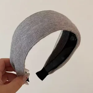 Détail d'un serre-tête large tricoté gris avec texture antidérapante sur la doublure