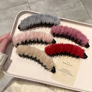 Detailansicht von Plüsch-Bananen-Haarspangen in fünf Farben wie Rosa und Beige
