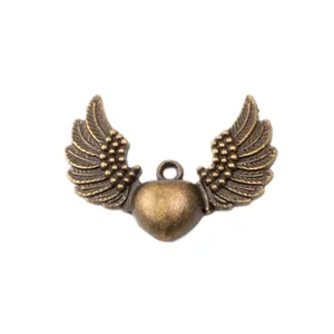 Pendentif cœur avec ailes vintage en alliage de zinc et texture bronze pour bijoux DIY