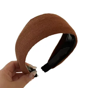 Serre-tête large en tricot marron avec dents antidérapantes et texture rétro